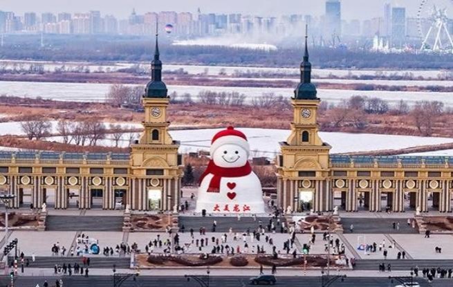 黑龍江哈爾濱：大雪人亮相群力音樂(lè)公園